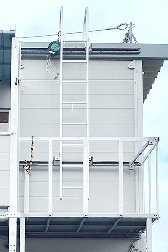 屋根上昇降用タラップ&室外機置場